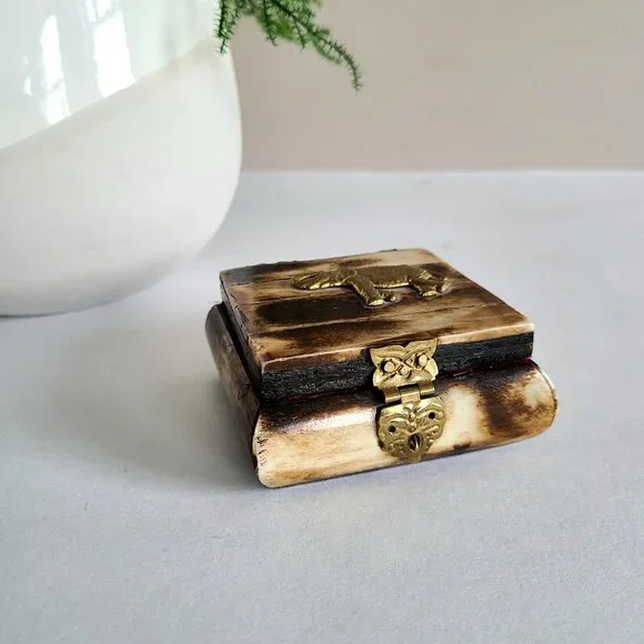 Vintage bone jewelry/trinket box with brass elephant. - Picture 3 of 11